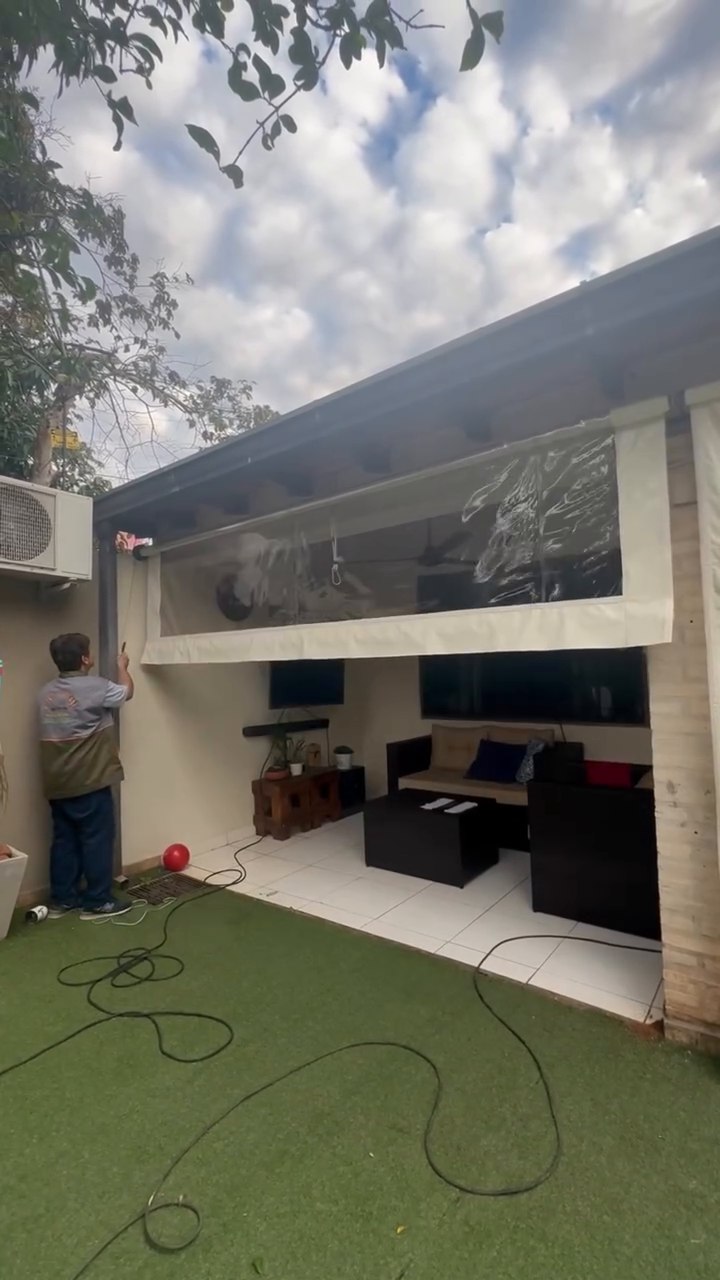 Galeria cerrada con cortina de PVC transparente instalada por Carpa y Metal